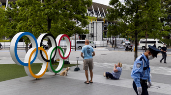 Akár ki is utasíthatják a sportolókat egy lehúzott maszkért az olimpián