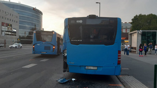 Összeütközött két menetrend szerinti autóbusz Budapesten