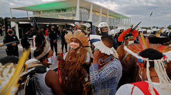 Indiánok nyilazták a brazil törvényhozást