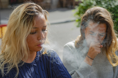 A passzív dohányzás is fokozza a légúti tüneteket: ezt is kerülni kell asztmával