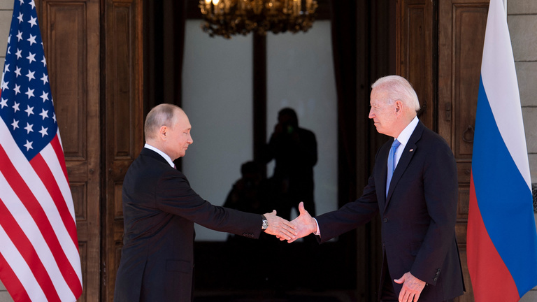 Putyin rutinosan ellopta a show-t Joe Biden elől