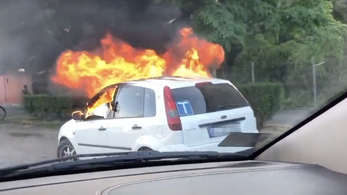 Videó: lángokban áll egy autó a Puskás Arénánál