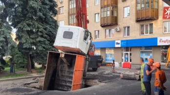 Videó: beszakadt az út egy kamion alatt Ukrajnában