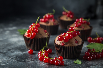 Pihe-puha bögrés csokis-ribizlis muffin: egyszerre édes és savanykás