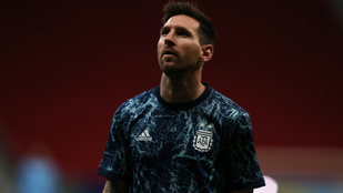 Messi aláírta brazil drukkere hátát – ő pedig magára varratta