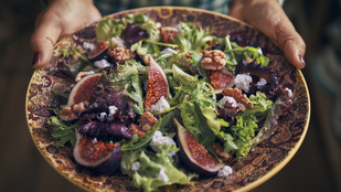 Készíts nyári salátát prosciuttóval, fügével és kéksajttal!