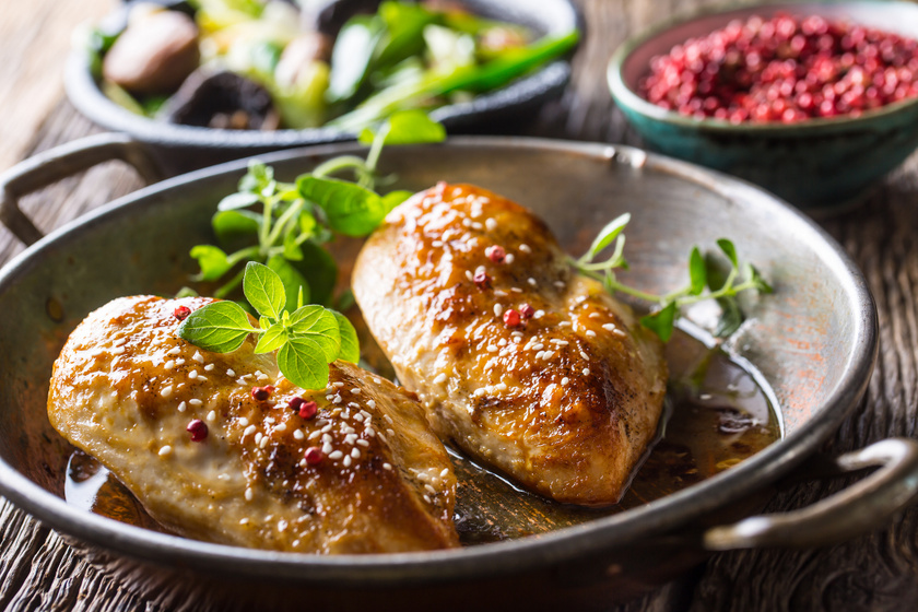 Oregánós, fokhagymás csirkemell a sütőből: omlós, szaftos és gyors főfogás