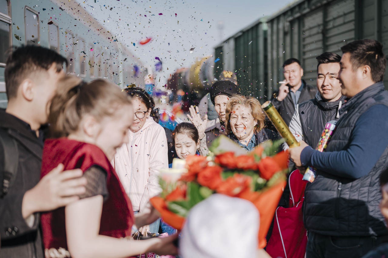 A kazahok három okból utaznak: munka, temetés vagy esküvő. Házasságkötési szokásaik bonyolultak, előzetesen több látogatásra, találkozóra sor kerül a két család között. A fotón egy most házasodott pár fogadása látható a pályaudvaron. 2019. szeptember 1.