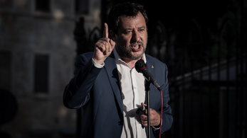 Salvini szerint nem segít, ha térdelnek a focisták