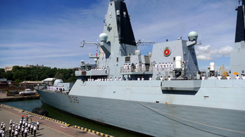 Súlyos incidens a Fekete-tengeren: az oroszok figyelmeztető lövést adtak le a egy brit romboló útvonalára