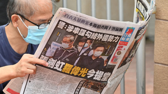 Razziáztak a rendőrök, vége Hongkong legnagyobb demokráciapárti lapjának