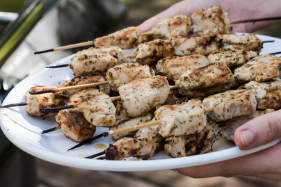 Görög fűszerekkel sütött csirkenyárs – Elképesztően puha lesz így a hús