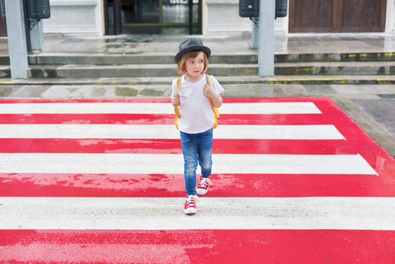 Így tanítsd meg a kisgyereked, hogy ne rohanjon ki az autók elé az útra, ha elengeded a kezét a járdán