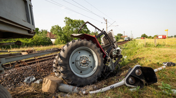 Kettévágott egy traktort a vonat Kiskunmajsánál, felborult egy lakókocsi az M3-ason