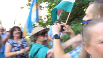 Újabb botrány a DK-s rendezvényeken, fideszes tüntetők ütöttek meg két nőt