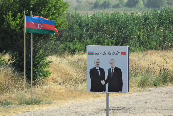 A gyümölcsöző török-azeri testvériség jegyében egy közös gyümölcsöskertet is alapítottak Karabahban. 