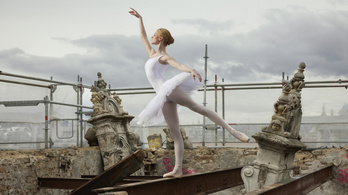 Balerinák és balerek pózolnak a lebontott Balettintézet romjai között