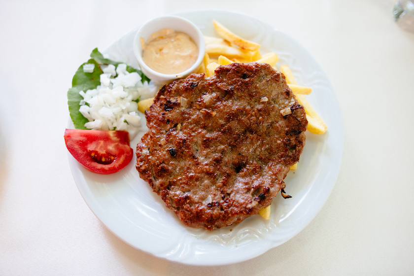 A hagyományos plejskavica grillen sütve: a balkáni burger szaftos és fűszeres