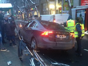 Letarolta a korlátot egy autó a Wesselényi utcai villamosmegállónál