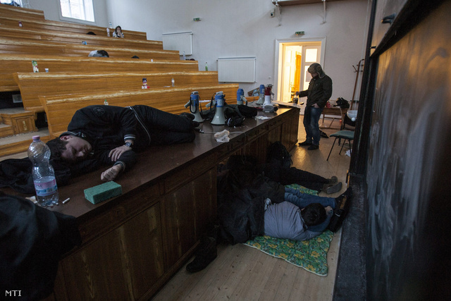 Egyetemfoglaló diákok alszanak kedden reggel az ELTE épületében.