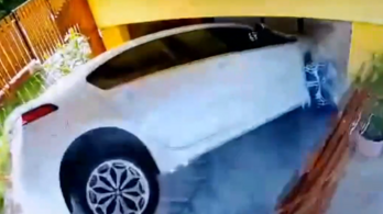 Garázsba csapódott egy autó Tárnokon