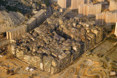 A fallal körülvett, törvényen kívüli város Hongkongban: Kowloon gigaháztömbje a világ legsűrűbben lakott területe volt