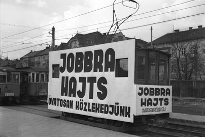 80 éve haladunk az út jobb oldalán Magyarországon – Évszázadokon át balkéz-szabály volt a világon