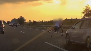 Videó: hajszálon múlott a tragédia az autóról Gyöngyösnél leesett bicikli miatt