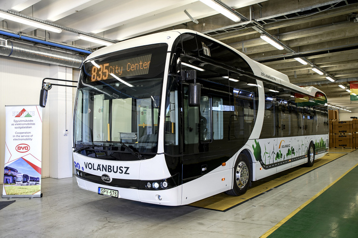 A Volánbusz első elektromos busza egy BYD K9-es, amely Komárno és Komárom között közlekedik