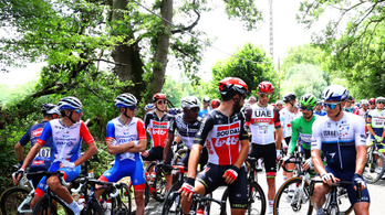 Tüntetés a Tour de France-on, megálltak a versenyzők!
