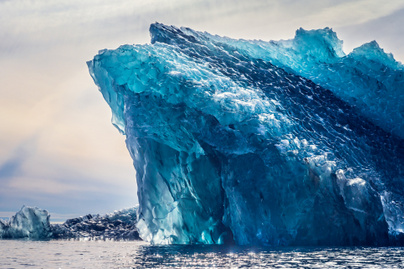 Lenyűgöző színekben pompázó jéghegyek a sarkvidéken: hogy lehet, hogy nem fehérek?