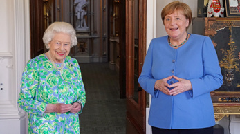 Erzsébet királynő és Angela Merkel is boldog, Boris Johnson a kolbászról beszélt