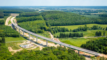 Fél kilométeres hidat épít Mészáros Lőrinc és Szíjj László