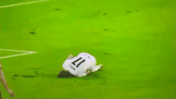 Videó: észrevette a fetrengő olasz támadó, hogy gólt rúgtak, rögtön meggyógyult