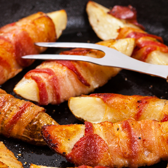 Baconbe csomagolt sült krumpli - Sütőben készül a tartalmas köret