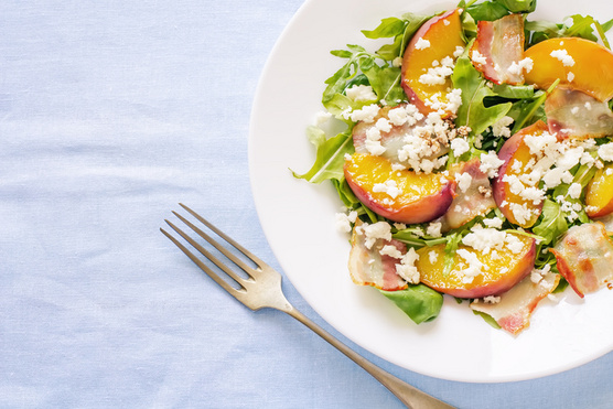 Bacon-nektarin-spenót saláta – ez a tökéletes, gyors vacsora, ha imádod a különleges ízkombinációkat