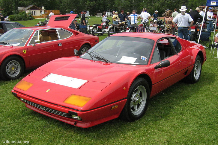 Lapos a hátulja a Ferrari Berlinetta Boxernek is. Segített ebben, hogy 12 hengeres motorja 180 fokos V elrendezésű. Ami szokatlan, hogy a váltó a hosszában beépített motor alatt fekszik