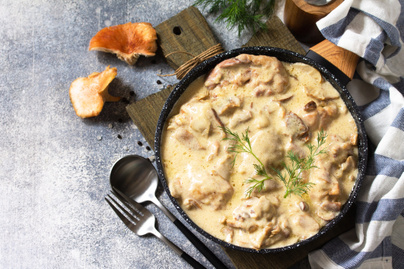 Mustáros, fűszeres szószban sült csirkemell: a hús omlós és nem szárad ki