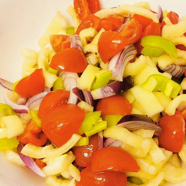 Mamaféle ecetes saláta színes zöldségekkel: sültek és pörkölt mellé is tökéletes