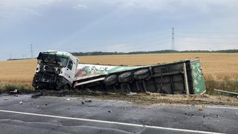 Kamion és autó ütközött Szedresnél, hárman megsérültek