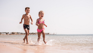 Miért baj, ha meztelenül strandol a gyerek a vízparton? Hiszti vagy elővigyázatosság?