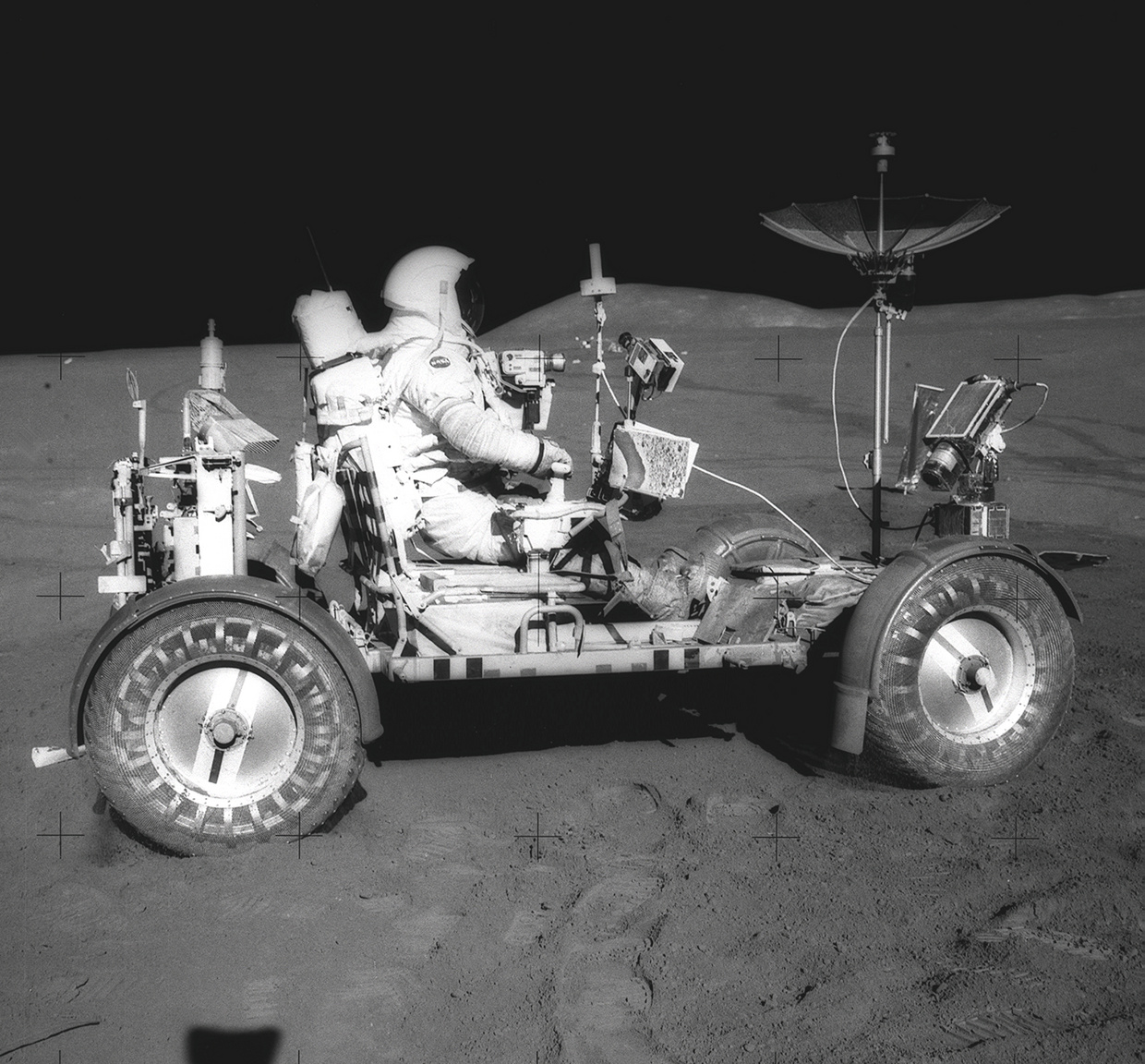 Az Apollo-15 asztronautája, David R. Scott elsőként vezet holdjárót a Hold felszínén. A könnyű vázzal rendelkező, elektromos motorok hajtotta holdjáró bevetése volt a misszió nagy újítása, segítségével 28 kilométert tettek meg és 77 kilogrammnyi kőzetet és talajmintát gyűjtöttek. Az első út még a terepmunkához szükséges eszközök és a kamerák, illetve tévéantenna nélkül zajlott.
                        