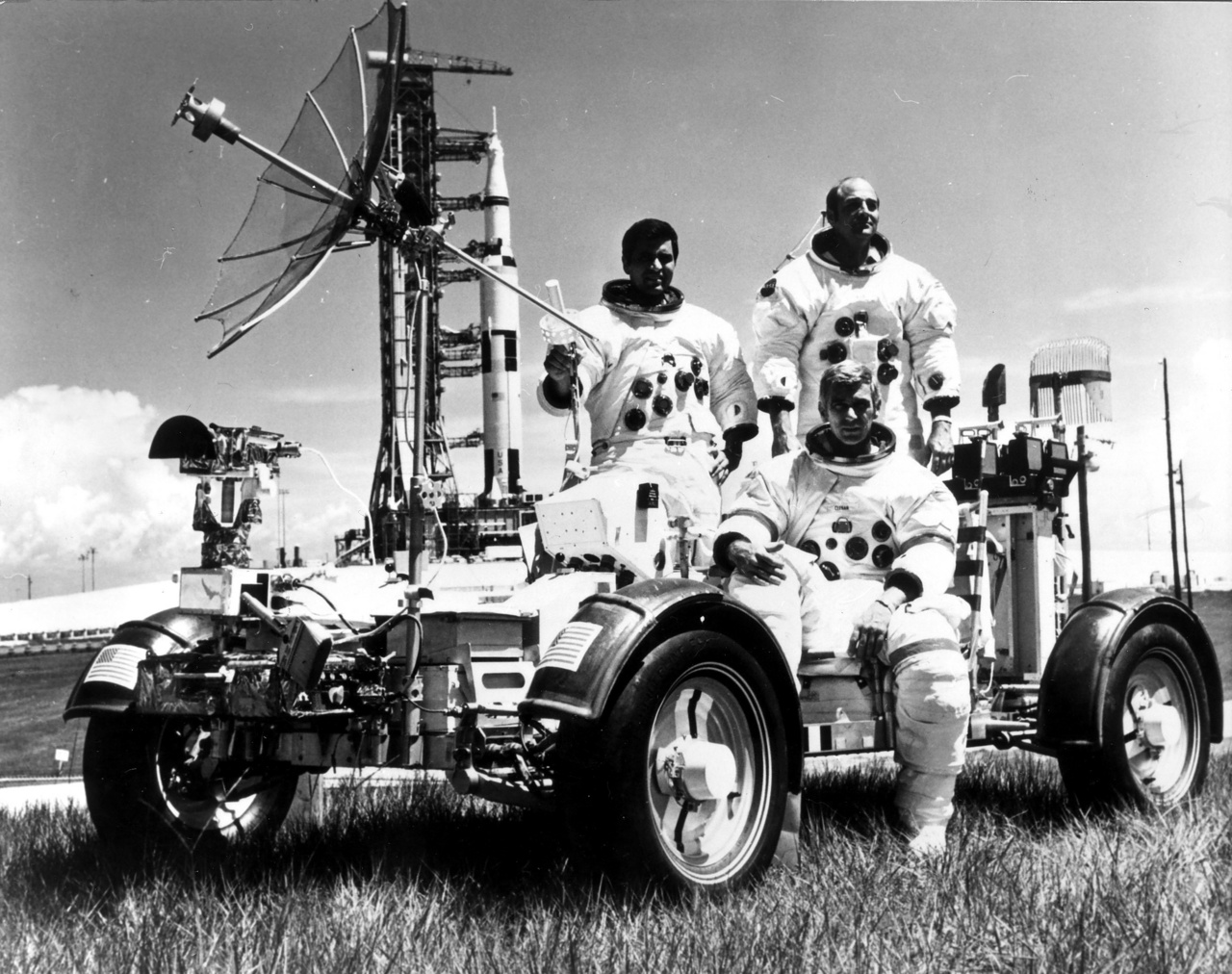 Az Apollo-17 csapata, Harrison Schmitt, Eugene Cernan és Ronald Evans a Kennedy Űrközpontban 1972-ben. Mögöttük a Saturn V hordozórakéta, előtérben pedig a kiképzésükhöz használt holdjáró földi változata látható. Érdemes pillantást vetni a kerekekre. Mivel az űrben nem használhattak a nyomás és a hőmérséklet szélsőségessége miatt gumikerekeket, egy speciális titánhálóból készítették az abroncsokat, amit a magyar származású Pavlics Ferenc mérnök vezette tervezőcsapat készített.
                        