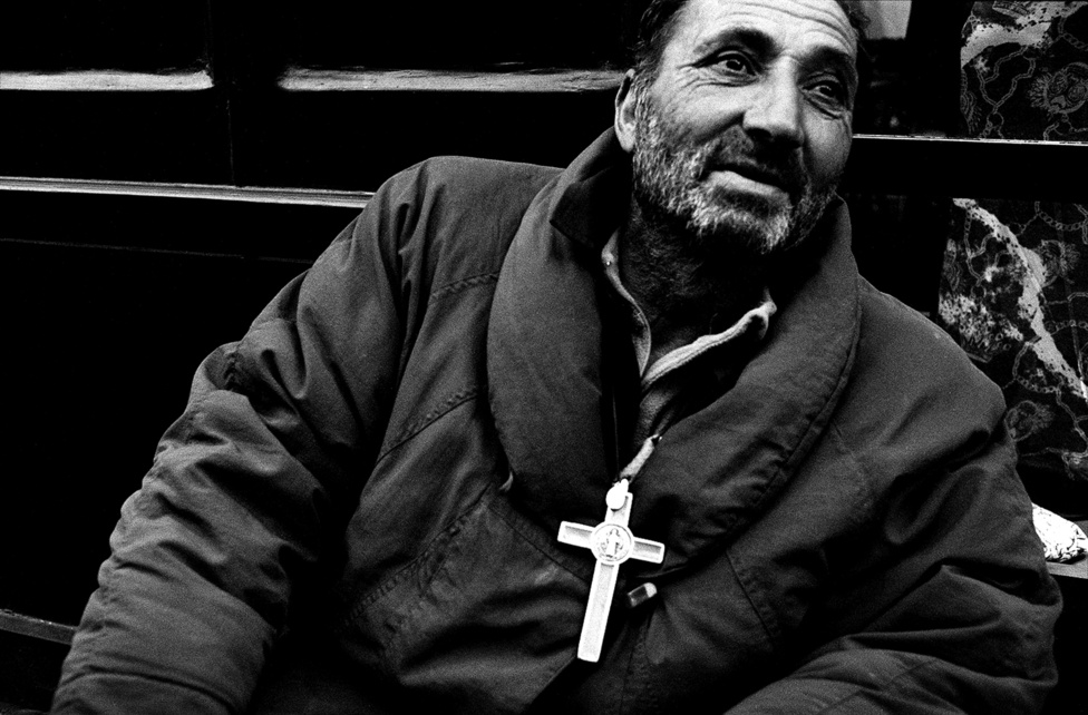 Párizs egyik utcáján koldul egy bulgár roma férfi.