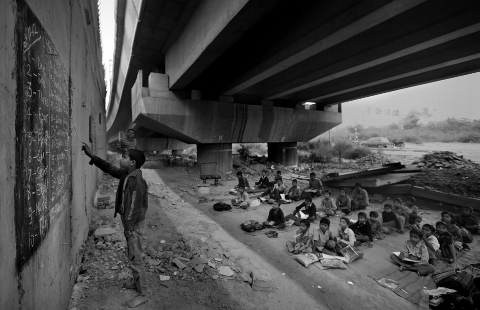 Korunk kihívásai, sorozat - Iskola a híd alatt a legszegényebbeknek, Új Delhiben.