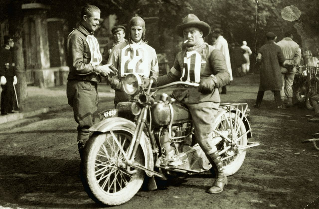 A VII. Sváb-hegyi verseny győzteseként, 1926. szeptember 26-án 1200-as Harley-val az AJS-szel versenyző 
                        Máté Lajos (23) és Schmidt Béla (22) társaságában (Fotó: Szentkúti gyűjtemény)