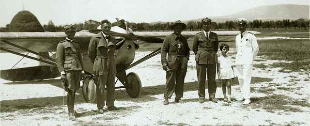 Az MSrE Lam­pich – gróf Tho­rotz­kay L2-es kis­re­pü­lő­gé­pe a lit­to­rói re­pü­lő­té­ren. Ka­sza­la Ká­roly cow­boy­ka­lap­ban, bal­ra testvé­re, Ka­sza­la Ist­ván, jobbra a re­pü­lő­tér pa­rancs­no­ka, Del­la Mar­ti­na 1928. jú­ni­us 15-én (Fo­tó: Col­lec­ti­on Bu­rá­nyi)