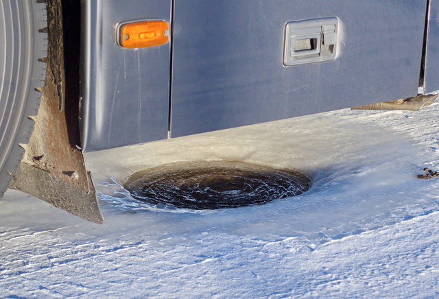 A járó motorral várakozó buszok felolvasztják a jeget