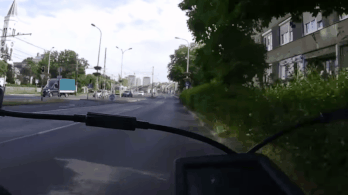 Videó: úgy kicentizte a busz a bringás előzését, hogy a bringás csaknem a busz utasa lett