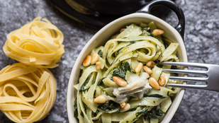 Kéksajtos tészta dióval és csirkével – friss zöldalma-kockákkal a tetején a legfinomabb